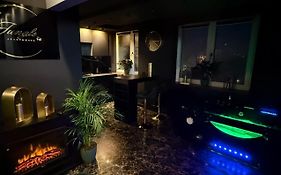 Jacuzzi Jungle Apartments